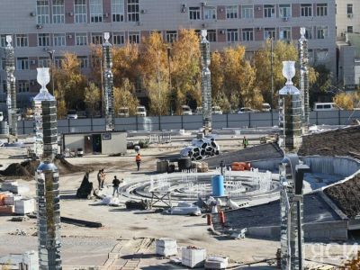 Видео: в Якутске на площади Ленина тестово запустили музыкальный фонтан