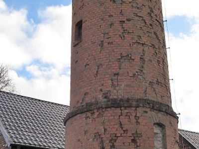 Маяк с цилиндрической башней и навигационным фонарем