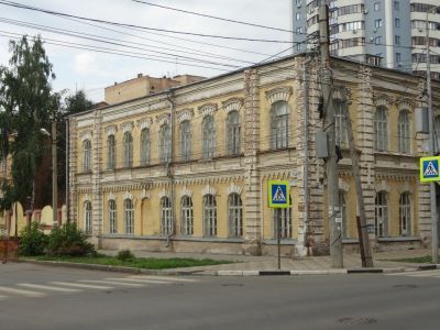 Общественное здание (бывшая школа)