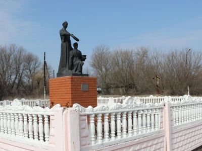 Братская могила советских воинов, погибших в боях с фашистскими захватчиками в 1943 году. Захоронено 20 человек, установлены имена 9 человек. Скульптура: Скорбящая мать