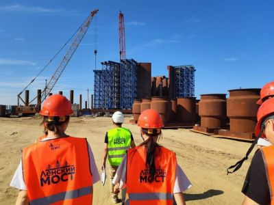 Студенты Якутии и Иркутска прошли практику на площадке строительства Ленского моста