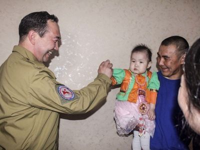 Айсен Николаев поздравил многодетную семью Кемлиль с Днём защиты детей