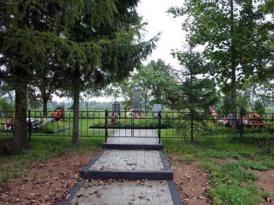 Братское захоронение советских воинов, погибших в 1941-44 гг.