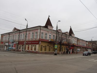 Гостиница Кураева с кондитерским магазином Протасова и аптекарским магазином Суйковского