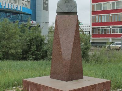 Памятник-бюст видному государственному и политическому деятелю СССР и ЯАССР Г.И. Чиряеву