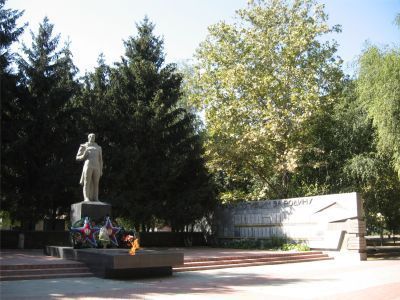 Братское кладбище: 3 братские могилы советских воинов, погибших в боях с фашистскими захватчиками