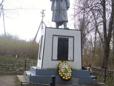 Братская могила советских воинов