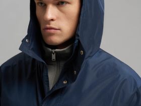 Ветровка с капюшоном