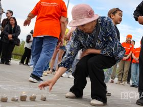 В Якутске из свечей выложили композицию «Родина-мать зовёт»