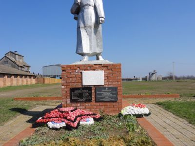 Памятник неизвестному солдату и землякам, погибшим в годы Великой Отечественной войны