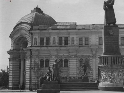 Памятник героям гражданской войны 1936 г. Скульпторы С.Н.Попов, М.Ф.Листопац, А.И.Танета. Архитектор М.А.Туркус. Бетон, гранит