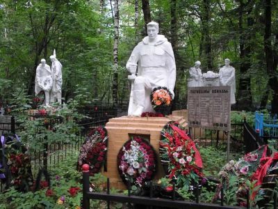 Братская могила советских воинов