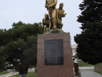 Братская могила советских воинов, установлена скульптура