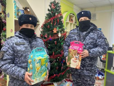 Росгвардейцы Якутии участвуют в благотворительной акции «Елка добра»