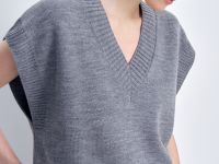 Жилет из шерсти с v-образным вырезом