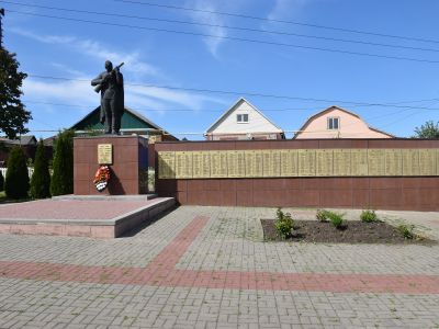 Братская могила советских воинов, погибших в боях с фашистскими захватчиками в 1943 году. Захоронено 363 человека, имена установлены. Скульптура советского воина