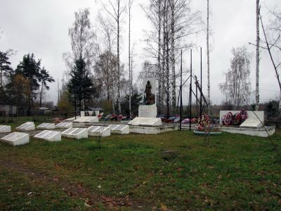 Братское захоронение советских воинов, погибших в 1941-44 гг.