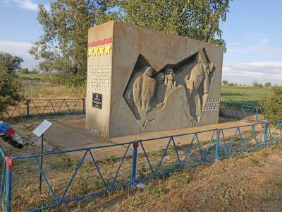 Братская могила воинов-танкистов Героев Советского Союза А.Ф.Наумова, П.М.Норицына, П.М.Смирнова и Н.А.Вялых