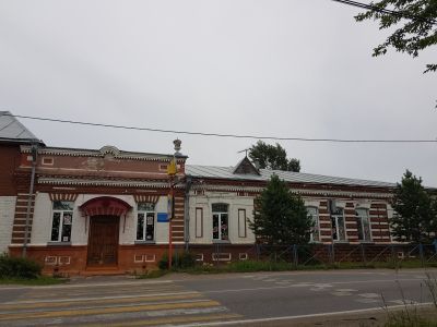 Одноэтажное каменное здание конца XIX века в стиле сибирского барокко, ныне школа № 45