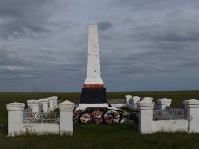 Братская могила рабочих и служащих завода "Баррикады", погибших при налете вражеской авиации