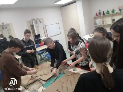 Айхальские волонтеры изготавливают окопные свечи для мобилизованных земляков