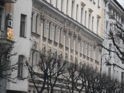 Дом, где жили: в 1912-1936 гг. - путешественник Грум-Гржимайло Г.Е., в 1914-1922 гг. - певец Шаляпин Ф.И.