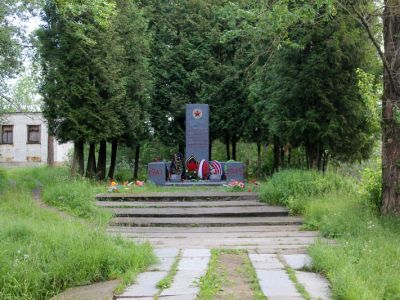 Братское захоронение советских воинов, погибших в 1919 г. и 1941-1944 гг.