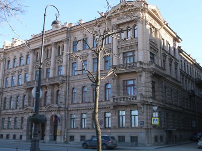 Дом, где жили: в 1906-1910 гг. физик Голицин Б.Б., в 1890 г., в 1893 г. - композитор Чайковский П.И.