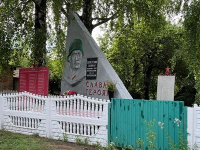 Братская могила воинов Советской Армии, погибших в марте 1943 года. Захоронено 299 человек, установлено фамилий на 100 человек. Обелиск с барельефом воина установлен в 1965 году