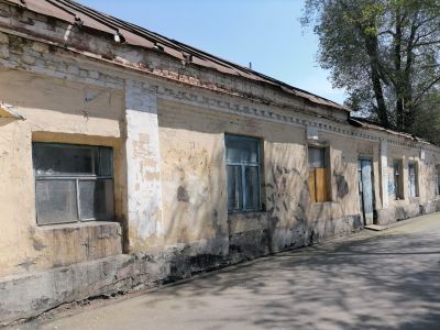 Пристрой с каменной оградой