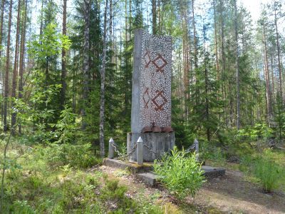 Братская могила советских воинов и памятный знак на месте, где находился штаб 99-й стрелковой дивизии