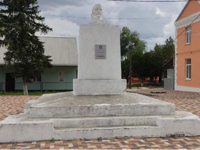 Памятник В.И.Ленину