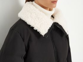 Пуховик с опушкой и воротником-стойкой