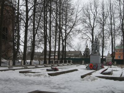 Братская могила 928 воинов Советской Армии и партизан, погибших в 1941-1943 гг. в боях с немецко-фашистскими захватчиками. Установлена скульптура