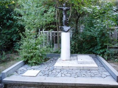 Могила А.С.Грина - памятник «Бегущая по волнам» (скульптор Т.Гагарина)