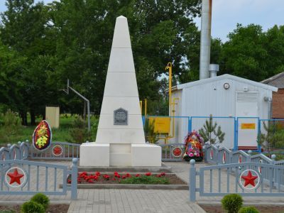 Братская могила советских воинов, погибших в боях с фашистскими захватчиками