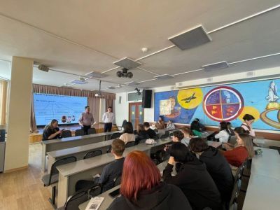 Финансовая грамотность — со школьной скамьи. Сотрудники АЭБ провели лекцию для школьников