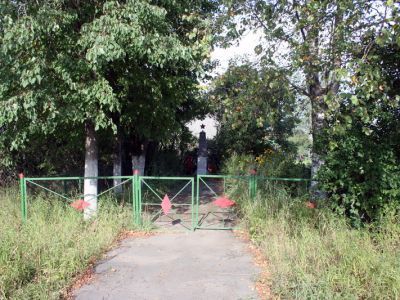 Братское захоронение советских воинов, погибших в 1919 и в 1941-44 гг.