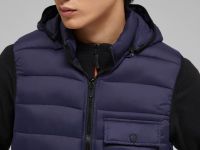 Утепленный жилет со съемным капюшоном