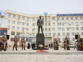 В Якутске ко Дню республики возложили цветы к памятнику Максиму Аммосову