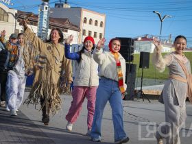 В Якутске на площади Республики открыли большой театральный сезон