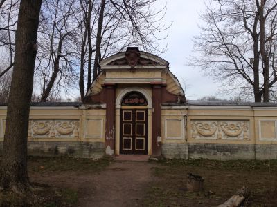 Южный фасад Большой Пальмовой оранжереи (каменная часть)