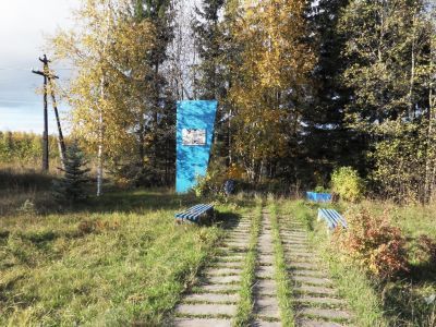 Памятник-стела, посвященный «Дороге жизни», которая проходила здесь в 1941 г. в период боев за г. Тихвин. В Заборье в то время находился важный автомобильно-железнодорожный перевалочный пункт