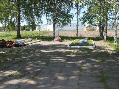 Братское захоронение советских воинов, погибших в 1941-44 гг.