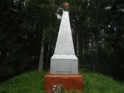 Братская могила советских воинов, погибших в боях с немецко-фашистскими захватчиками