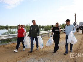 В Якутске прошел субботник «Особенности национальной уборки»