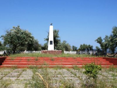 Братская могила советских воинов