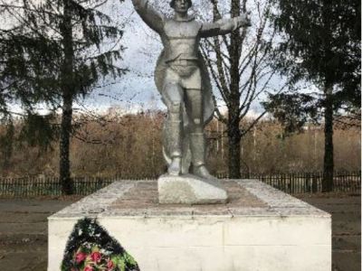 Братская могила воинов Советской Армии, погибших в период Великой Отечественной войны. Захоронено 204 человека, установлено фамилий на 195 человек. Скульптура установлена в 1962 году