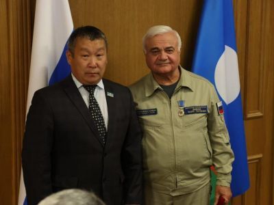 Команде аэрологической обсерватории вручены награды за успешное тушение лесных пожаров в Якутии