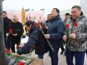 В Якутске возложили цветы к памятнику государственному деятелю республики Илье Винокурову